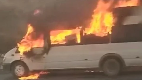 MERSİN-POZANTI OTOYOLUNDA MİNİBÜS KÜLE DÖNDÜ