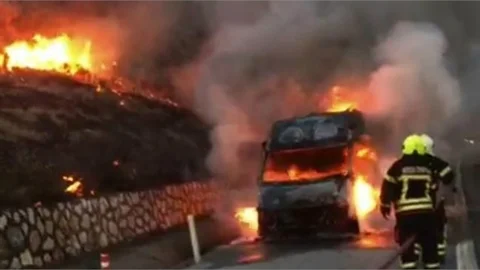 TARSUS'TA SERVİS ARACI OTOYOLDA YANDI