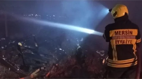 Domates serasında çıkan yangın zarara neden oldu