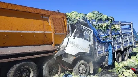 Mersin Büyükşehir itfaiye ekiplerinin hızlı müdahalesi sürücüyü hayatta tuttu