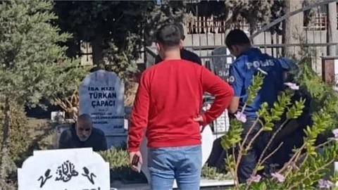 MEZARLIK ZİYARETİNE GİDEN ŞAHIS KABİR YANINDA YAŞAMINI YİTİRDİ