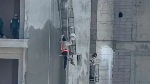 MERSİN'DE İSKELE HALATI KOPAN İNŞAAT İŞÇİSİ ASILI KALDI