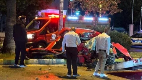 MERSİN'DE HURDAYA DÖNEN ARAÇTA 1 KİŞİ AĞIR YARALANDI