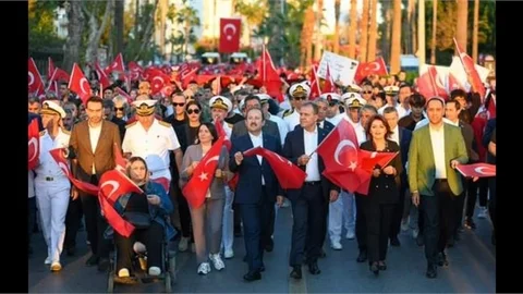 VALİ PEHLİVAN, CUMHURİYET BAYRAMI YÜRÜYÜŞÜNE KATILDI