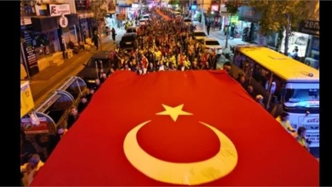 10 Bin Kişi Meşale ve Bayraklarla Yürüdü