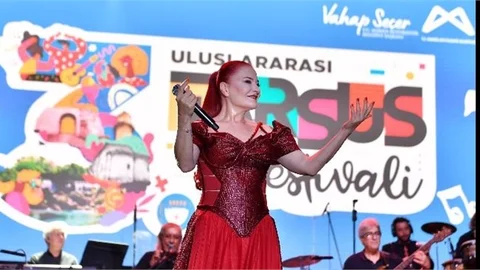 ‘3.ULUSLARARASI TARSUS FESTİVALİ’NDE CANDAN ERÇETİN KONSERİ İLE COŞKU DORUKLARA ÇIKTI