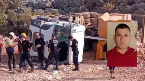 MERSİN'DE HARFİYAT KAMYONU DEVRİLDİ: SÜRÜCÜSÜ YAŞAMINI YİTİRDİ