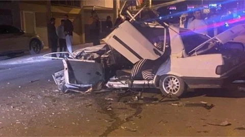 MERSİN'DE OTOMOBİL İLE MİNİBÜS ÇARPIŞTI:2 AĞIR YARALI