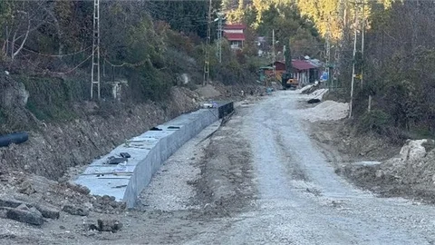 ÇAMLIYAYLA'DA KALEARDI MEVKİNDE HEYELANLI BÖLGEYE GÜÇLENDİRME ÇALIŞMASI
