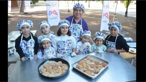 BÜYÜKŞEHİR TARSUS GENÇLİK KAMPI’NDA ÇOCUKLARA YÖNELİK SİMİT YAPIM ATÖLYESİ