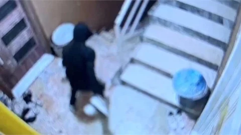 AYAKKABI HIRSIZLIĞI GÜVENLİK KAMERASINA YANSIDI