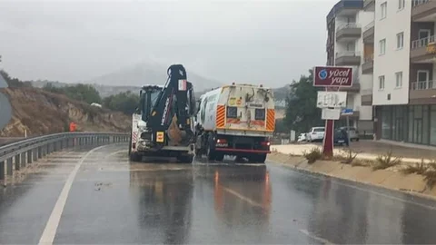 BÜYÜKŞEHİR VE MESKİ EKİPLERİNİN TARSUS’TA “YAĞMUR” MESAİSİ