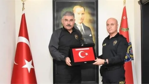 MÜDÜR KARABÖRK'TEN TERFİ EDEN KILIÇA PLAKET