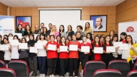 MERSİN'DE İŞ KULÜBÜ EĞİTİMİNİ BAŞARIYLA TAMAMLAYAN ÖĞRENCİLER SERTİFİKALARINI ALDI