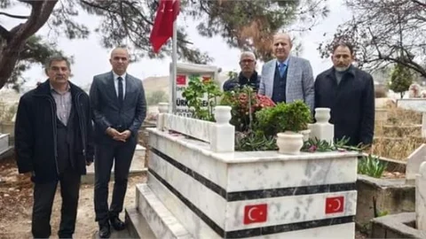 TARSUS'TA ŞEHİT ÖĞRETMENLER KABRİ BAŞINDA DUALARLA ANILDI