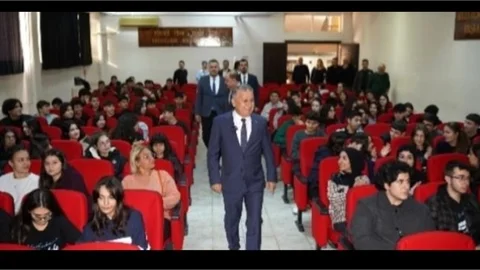 MERSİN ÜNİVERSİTESİ REKTÖRÜ PROF. DR EROL YAŞAR, MEZUN OLDUGU LİSEDE ÖĞRENCİLERLE BULUŞTU