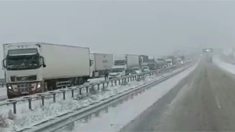 POZANTI-NİĞDE OTOBAN YOLU KAZA VE KAR NEDENİYLE KAPANDI