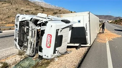 MERSİN'DE FIRTINA TIR İLE OTOBÜSÜ DEVİRDI