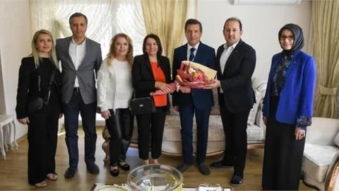 VALİ ALİ HAMZA PEHLİVAN, EMEKLİ ÖĞRETMEN HASAN ARİF BOLAT’I ZİYARET ETTİ