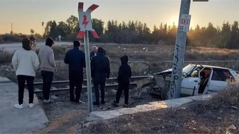 YENİCE'DE TREN OTOMOBİLE ÇARPTI:1 YARALI
