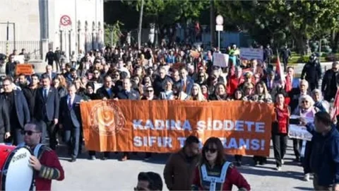 MERSİN'DE 25 KASIM KADINA YÖNELİK ŞİDDETLE ULUSLARARASI MÜCADELE GÜNÜ YÜRÜYÜŞÜ DÜZENLENDİ