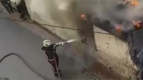 MERSİN'DE EV YANGINI KORKUTTU