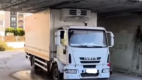 MALUM YERDE YİNE ARAÇ SIKIŞTI, SÜRÜCÜLER ÇÖZÜM BEKLİYOR