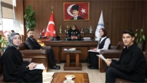 MERSİN ANADOLU İMAM HATİP LİSESİ ÖĞRENCİLERİ, İL MİLLÎ EĞİTİM MÜDÜRÜ FAZİLET DURMUŞ İLE RÖPORTAJ YAPTI