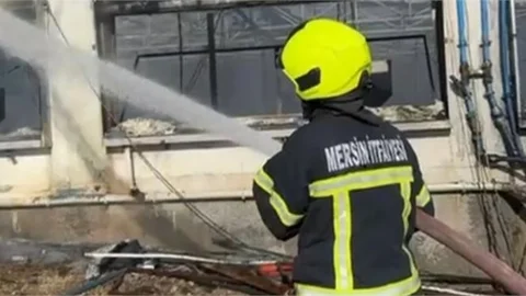 TARSUS’TA TAVUK ÇİFTLİĞİNDE YANGIN: 33 BİN CİVCİV TELEF OLDU