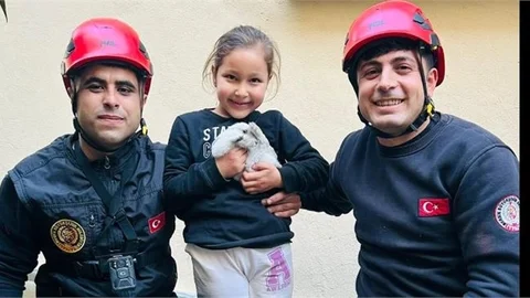 SOBA DUMANI TAHLİYE BACASINA DÜŞEN TAVŞAN KURTARILDI