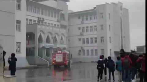 MERSİN'DE BİR OKULDA YANGIN İHTİMALİNE KARŞI BOŞALTILDI