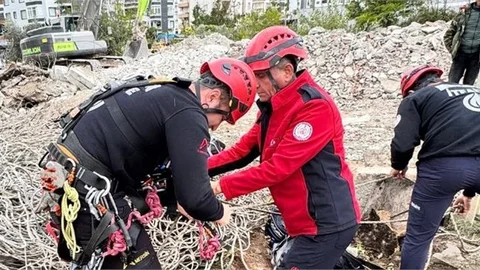 KUYUYA DÜŞEN VATANDAŞI İTFAİYE KURTARDI