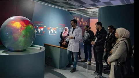 GENÇLER ÖNCE MERCAN’I GEZDİ, ARDINDAN SAHİL TEMİZLİĞİ YAPTI