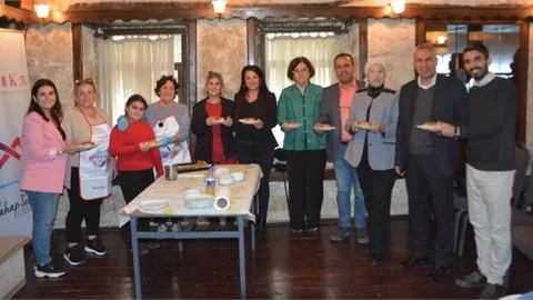 TARSUS’A HAS ‘KOKULU ÇÖREK’ TADEKA BİNASINDA PİŞİRİLDİ