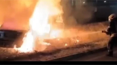 TARSUS’TA KONTROLDEN ÇIKAN ARAÇ DİREĞE ÇARPTI, ALEV ALEV YANDI