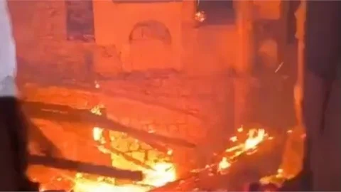 TARSUS'UN SAĞLIKLI MAHALLESİNDE METRUK BİNADA YANGIN