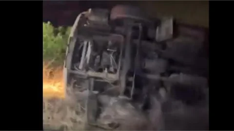 MERSİN'DE DEVRİLEN KAMYONUN SÜRÜCÜSÜNÜ VATANDAŞLAR ÇIKARDI