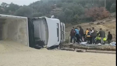 SİLİFKE'DE HARFİYAT KAMYONU DEVRİLDİ:1 YARALI