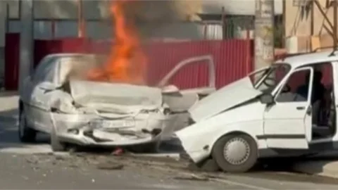 MERSİN'DE 2 ARAÇ ÇARPIŞTI, ALEV ALAN ARAÇTA SIKIŞAN SÜRÜCÜ SON ANDA ÇIKARILDI