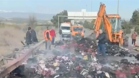 Kargoların bulunduğu tır dorsesi yandı