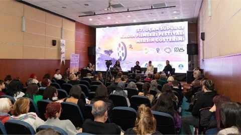 BÜYÜKŞEHİR’İN DESTEKLEDİĞİ UÇAN SÜPÜRGE KADIN FİLMLERİ FESTİVALİ’NDE SALON DOLDU TAŞTI