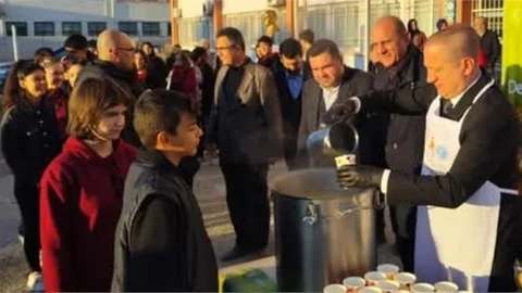 KAYMAKAM AKYÜZ, ELLERİYLE ÖĞRENCİLERE ÇORBA DAGITTI