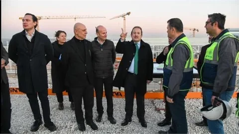 VALİ PEHLİVAN, YAPIMI DEVAM EDEN ŞİŞECAM DÜZCAM TARSUS FABRİKASINI ZİYARET ETTİ