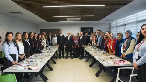 VALİ PEHLİVAN’IN ‘GENÇLİK POLİTİKA BELGESİ VİZYON ÇALIŞTAYI’NDA GENÇLERLE BİR ARAYA GELDİ