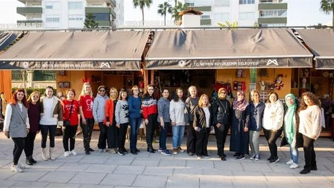 YENİ YIL HEDİYELERİ ÜRETİCİ KADINLARIN ELLERİNDEN