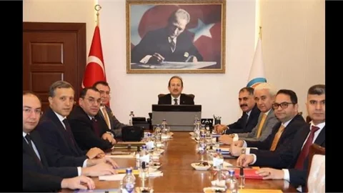 VALİ PEHLİVAN, KAYMAKAM İLE VALİ YARDIMCILARIYLA BİRARAYA GELDİ