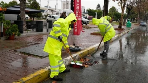 MESKİ’NİN YAĞMURSUYU TİMLERİ OLUŞABİLECEK PROBLEMLERİ HIZLICA ÖNLÜYOR