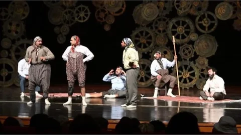 ŞEHİR TİYATROSU EKİBİNE KIRŞEHİR’DE YOĞUN İLGİ ‘MİSAFİR’ OYUNU KIRŞEHİRLİLER İLE BULUŞTU