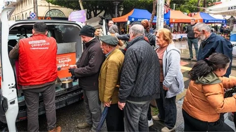 BÜYÜKŞEHİR’DEN SOĞUK HAVADA SICACIK ‘KAYNAR’ İKRAMI…