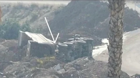 TARSUS'TA HARFİYAT KAMYONU MALZEME BOŞALTIRKEN DEVRİLDİ